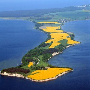  inmitten des Biosphärenreservates Südost-Rügen, auf der idyllischen Halbinsel Möchgut, direkt auf dem Reddevitzer Höft, einer Landzunge, von Wasser umgeben.